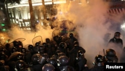 Полиция в центре Тбилиси разгоняет протестующих против закона об "иностранных агентах" при помощи водометов, светошумовых гранат и слезоточивого газа