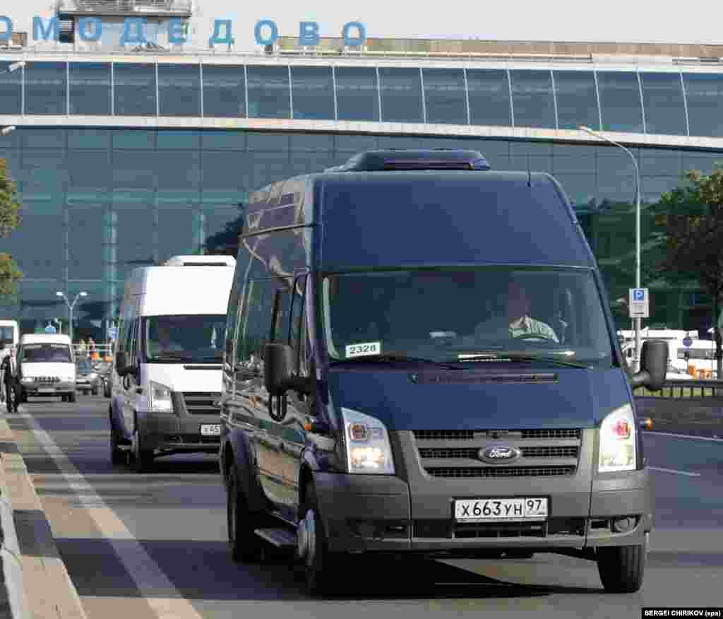 Микроавтобус с обмененными 10 россиянами выезжает из аэропорта Домодедово 9 июля 2010 года