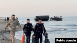 Спасатели и военные на берегу Каспийского моря, где во время учений утонули военнослужащие. Мангистауская область, 24 сентября 2026 года