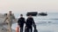 Спасатели и военные на берегу Каспийского моря, где во время учений утонули военнослужащие. Мангистауская область, 24 сентября 2026 года
