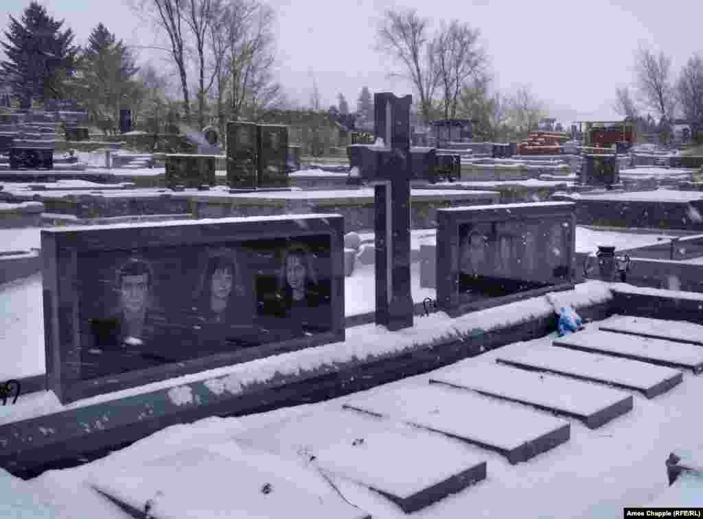 Убитых членов семьи Аветисян похоронили на кладбище на холме в 8 километрах от Гюмри
