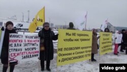 Picketers in Osinovo protest against the planned incinerator.