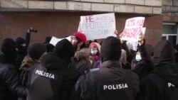 Полиция в Казахстане 9 часов продержала на морозе протестующих против выборов