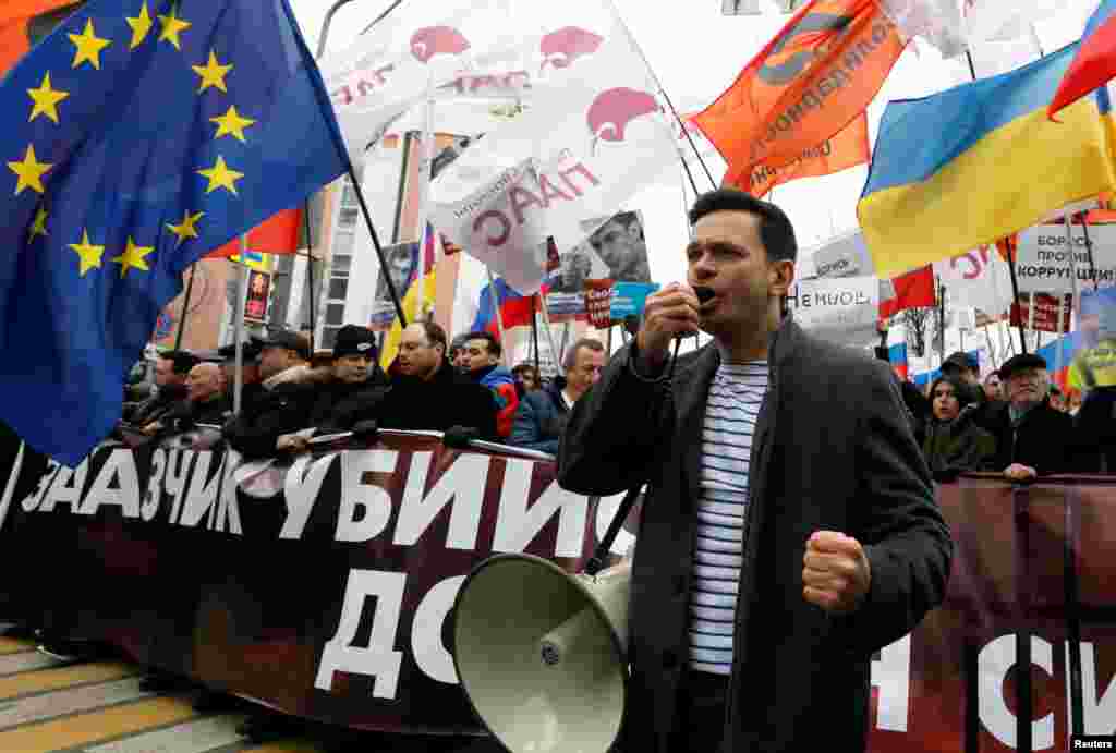 Оппозиционный политик Илья Яшин во главе колонны на Марше Немцова в Москве