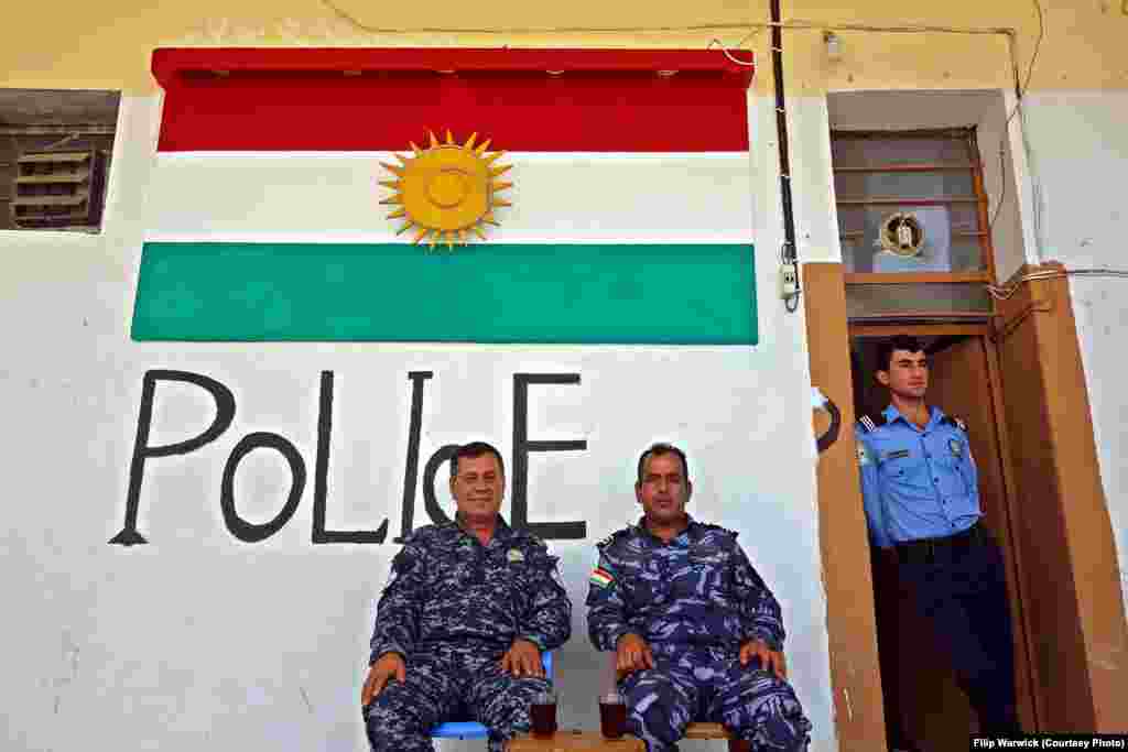 За лагерем присматривает местная курдская полиция. Одну из камер переоборудовали в полицйский участок