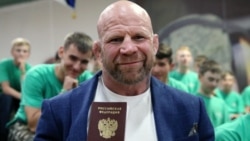 Американский боец смешанных единоборств Джефф Монсон получил паспорт гражданина России, 12 июня 2018 года. Фото: ТАСС