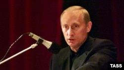 Владимир Путин отвечает на вопросы родственников погбиших при крушении подводной лодки "Курск". 22 августа 2000 года