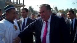 В Таджикистане прошли соревнования по поеданию плова и дыни