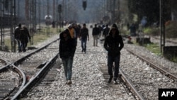 Мигранты пересекают греческо-македонскую границу 