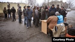 Волонтеры "Человека в беде" помогают жителям Донбасса в Никишино
