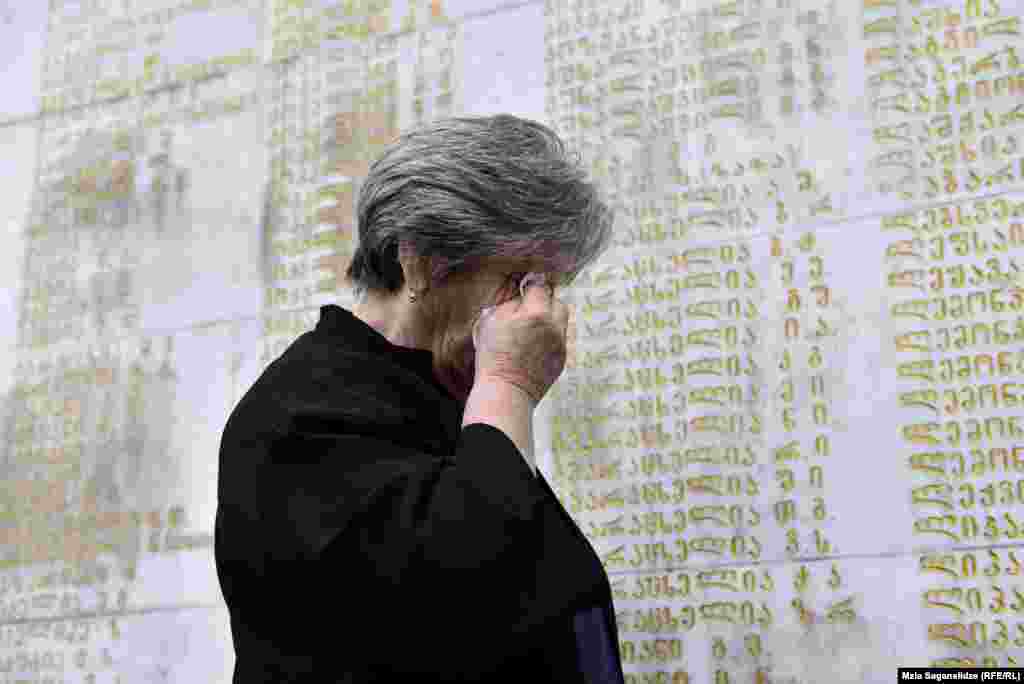 Женщина у мемориала погибшим во время военного конфликта между Грузией и самопровозглашенной Абхазией в 1992-1993 годах. Тбилиси. Фото &ndash; Мзия Саганелидзе