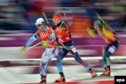 Михал Крчмар (Чехия), Алексей Волков (Россия) и Тобиас Арвидсон (Швеция) во время соревнований по биатлону в эстафете 4х7,5 км среди мужчин на Олимпийских играх 2014 года в Сочи, Красная Поляна, Россия, 22 февраля 2014 года. Фото EPA