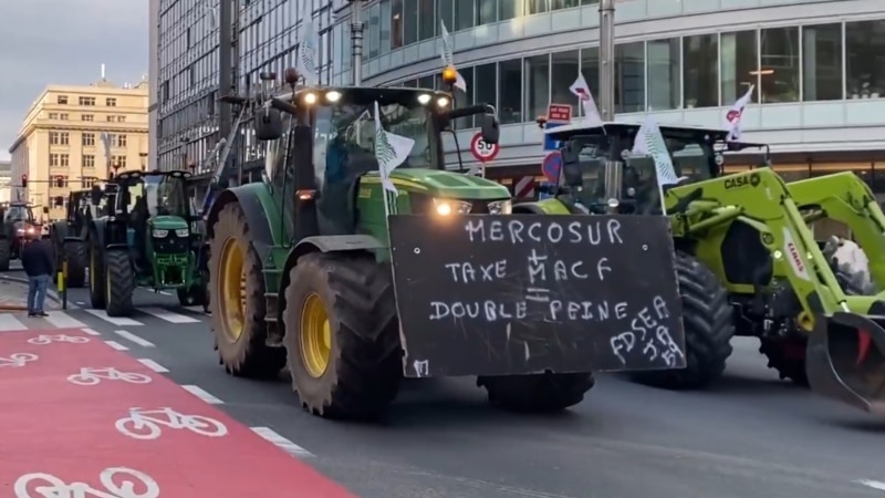 В Брюсселе протестующие против ЕС фермеры забросали полицейских картошкой и свеклой и подожгли покрышки, полиция применила водометы и газ