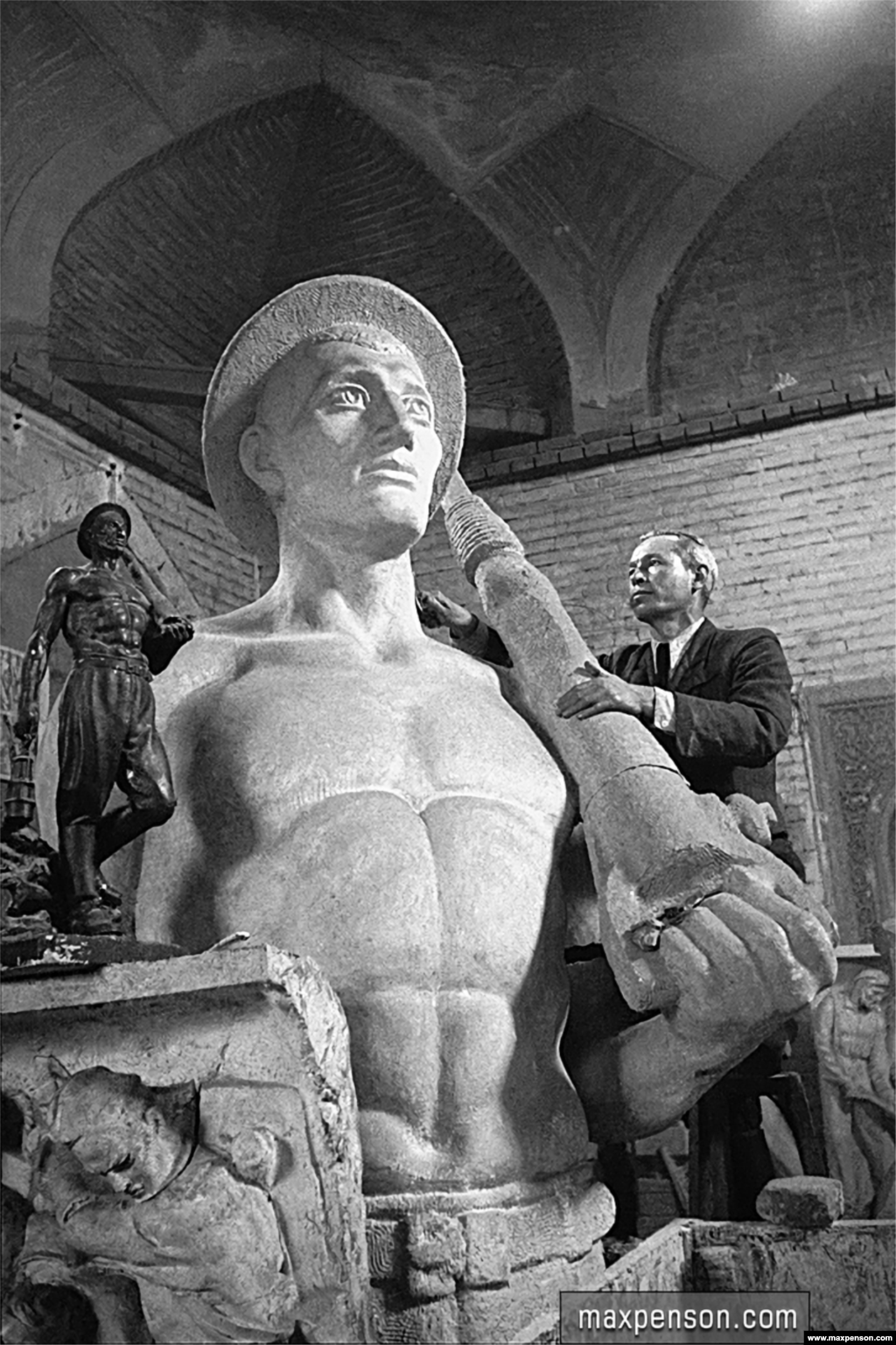 Работа скульптора Красовского, 1943 год. Позже эту статую шахтера установлили в центре Ташкента