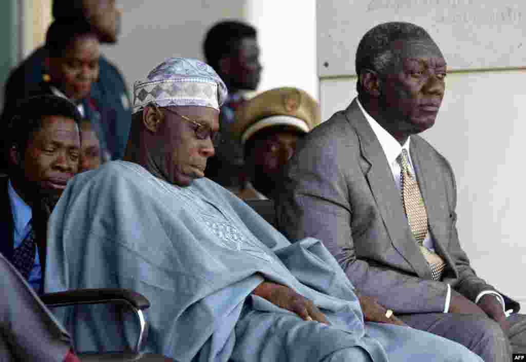 Нигерийский президент Олусегун Обасаньо (слева) и президент Ганы Джон Куфуор с увлечением наблюдают за историческим парадом в Того