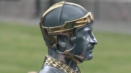 Скульптура, изображающая Александра Лукашенко в хоккейной форме, подарок президента Узбекистана Шавката Мирзиёева. 1 августа 2019 года