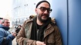 "Это может коснуться каждого". Поддержать Серебренникова в суде пришли сотни человек