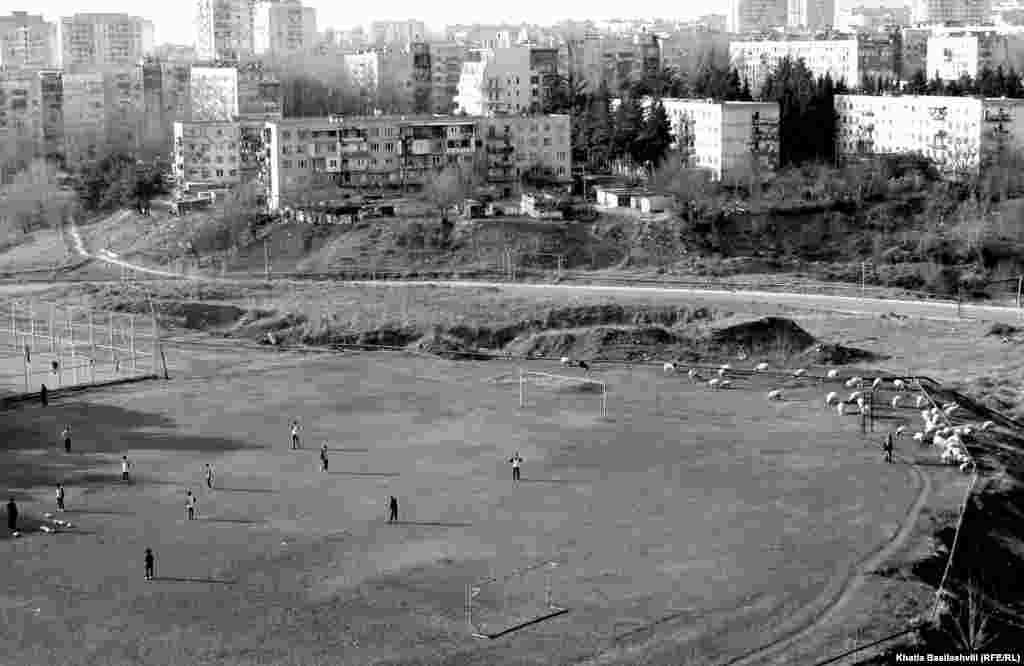 Футболисты и овцы на поле в Мухиани, пригороде Тбилиси. Фото: Хатия Басиашвили