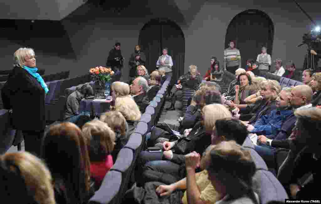 Художественный руководитель &quot;Современника&quot; Галина Волчек (слева) во время сбора труппы театра 1 октября 2009 года. Фото: Александр Куров (ИТАР-ТАСС)