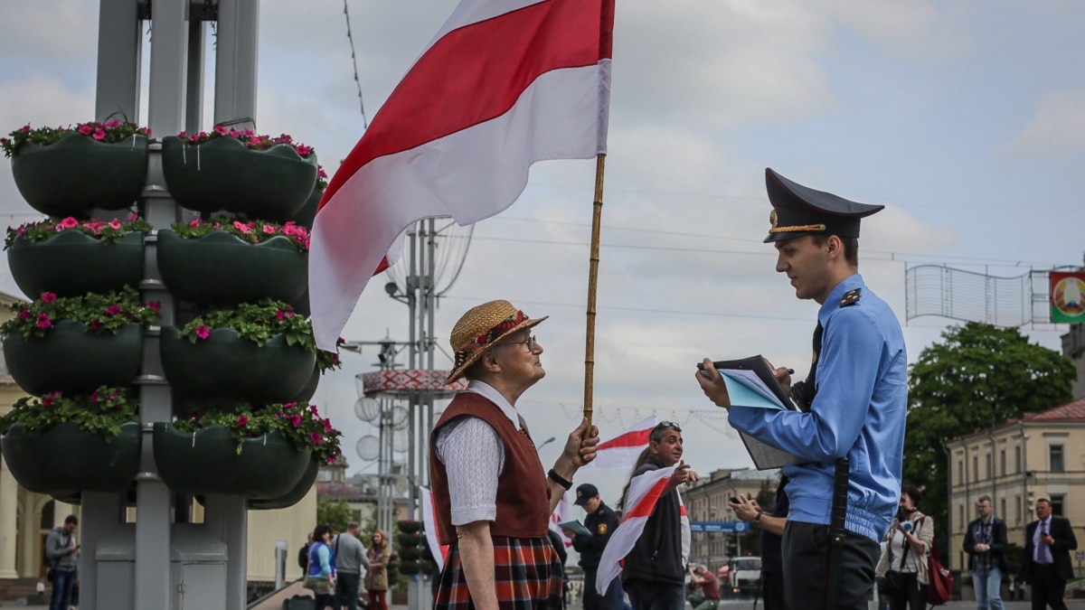 Вышла, подняла флаг и стоит