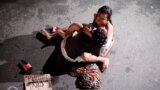 Филиппинка обнимает убитого в перестрелке мужа