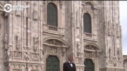 Знаменитый тенор Андреа Бочелли поет на пустой площади перед Миланским собором