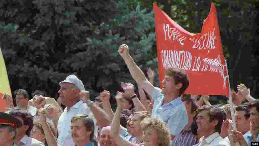 A rally organized by the Popular Front of Moldova in June 1989, demanding that Moldovan be recognized as the state language.&nbsp;