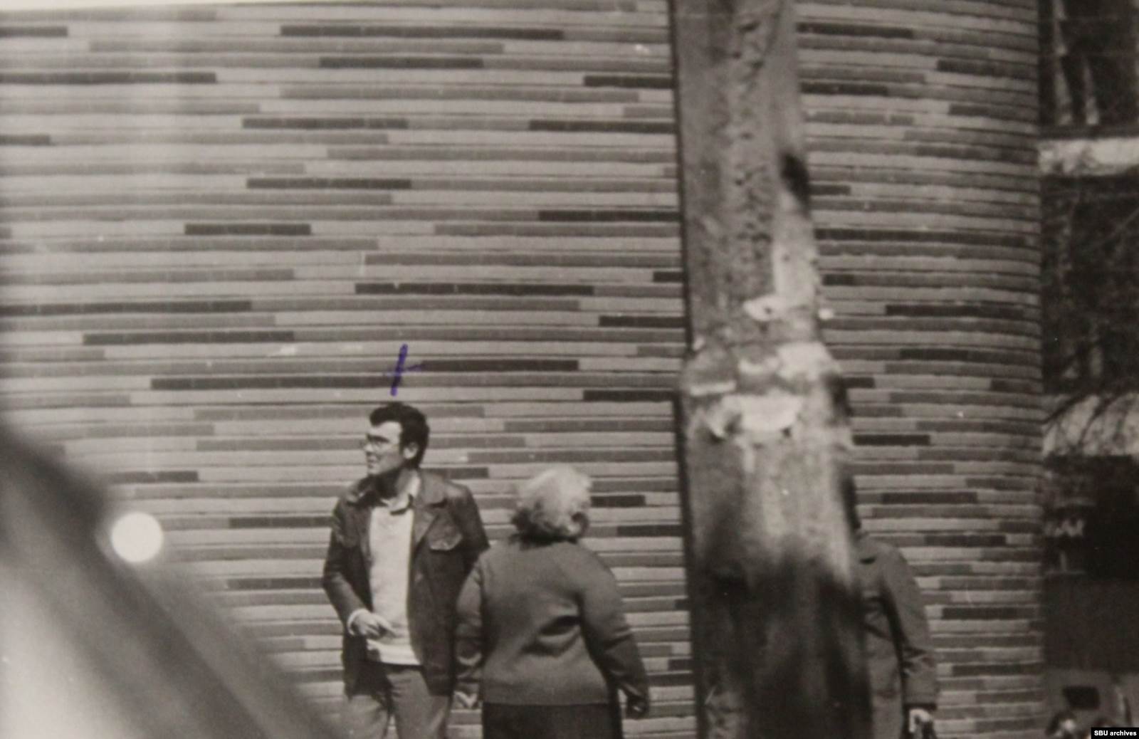  Рудольф Каценбоген со знакомыми. Киев, 1980-1981. Фото КГБ скрытой камерой. На части снимков запечатлен Андреевский спуск