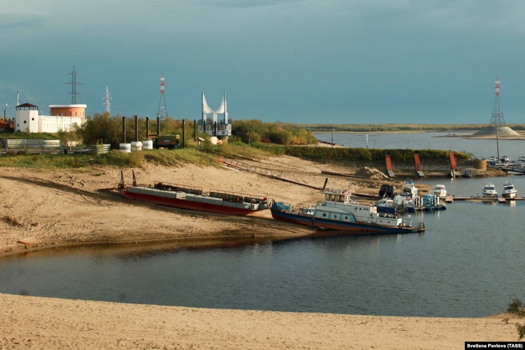 Суда у берега обмельчавшей реки Лены 3 сентября 2019 года. Фото: ТАСС