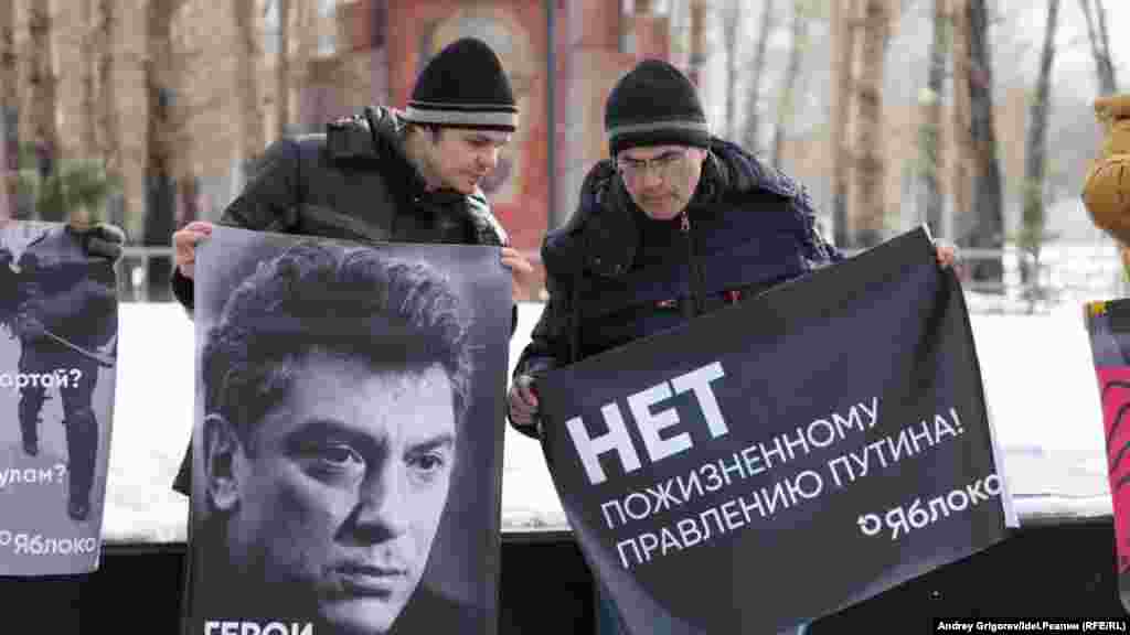 Участники митинга в память о Борисе Немцове в Казани