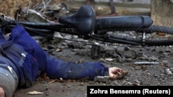 Тело женщины, которая, по словам местных жителей, была убита российскими военными. Город Буча Киевской области, 2 апреля 2022 года