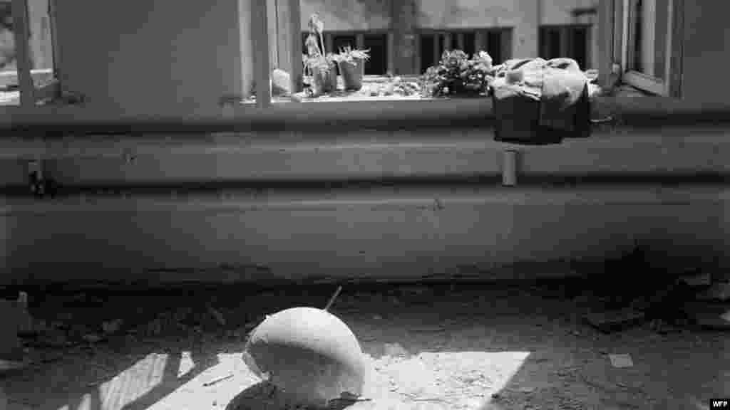 Разбитый глобус в кабинете географии и личные вещи заложников. Школа №1, Беслан, Северная Осетия. 15 сентября 2004. Джеймс Хилл &nbsp;
