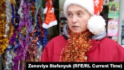 Продавщица Галина жалуется на нехватку покупателей на новогодние игрушки в Донецке