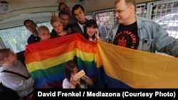 Задержанные ЛГБТ-активисты и участники пикета "Демократического Петербурга". Фото: Давид Френкель / Медиазона