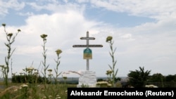 Крест рядом с местом крушения сбитого над Украиной "Боинга" "Малайзийских авиалиний"