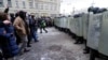 Видео с замахнувшимся на силовика битой протестующим в СМИ распространяли по указанию Кремля – "Открытые медиа"