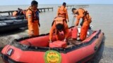 На месте крушения пассажирского Боинга в Индонезии обнаружили фрагменты тел