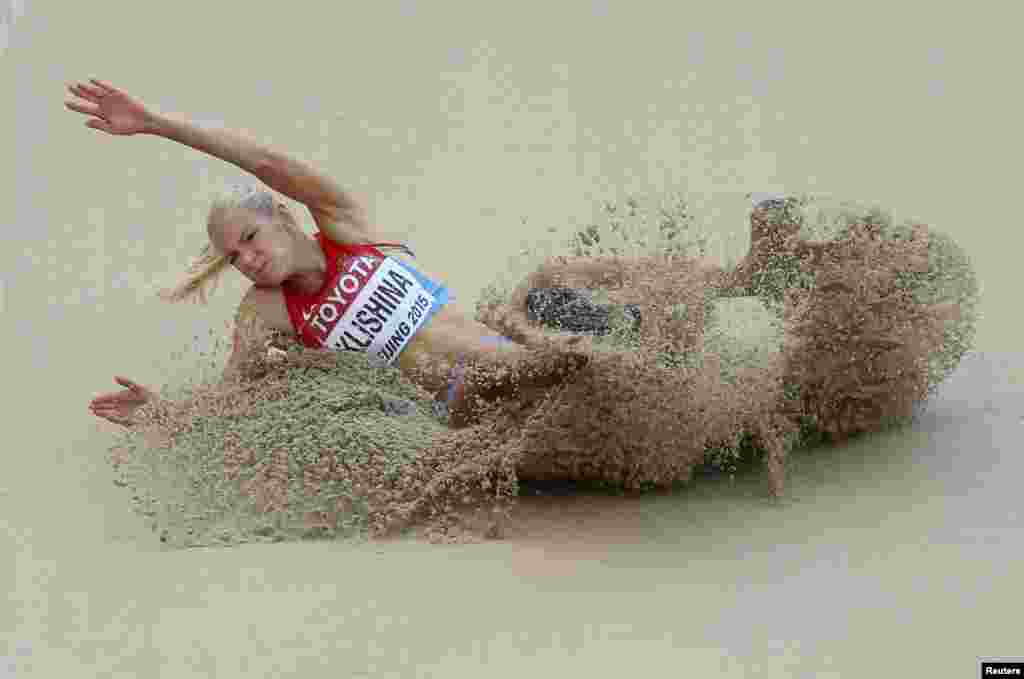 Прыжок россиянки Дарьи Клишиной на соревнованиях по прыжкам в длину на 15-м чемпионате мира по легкой атлетике в Пекине. &nbsp;