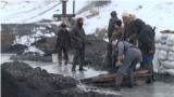 Жители Бишкека собирают и продают угольные отходы с местной ТЭЦ