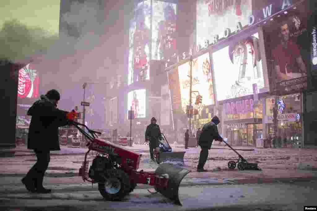 Сотрудники Нью-Йоркской службы уборки улиц расчищают снег на центральной площади Нью-Йорка