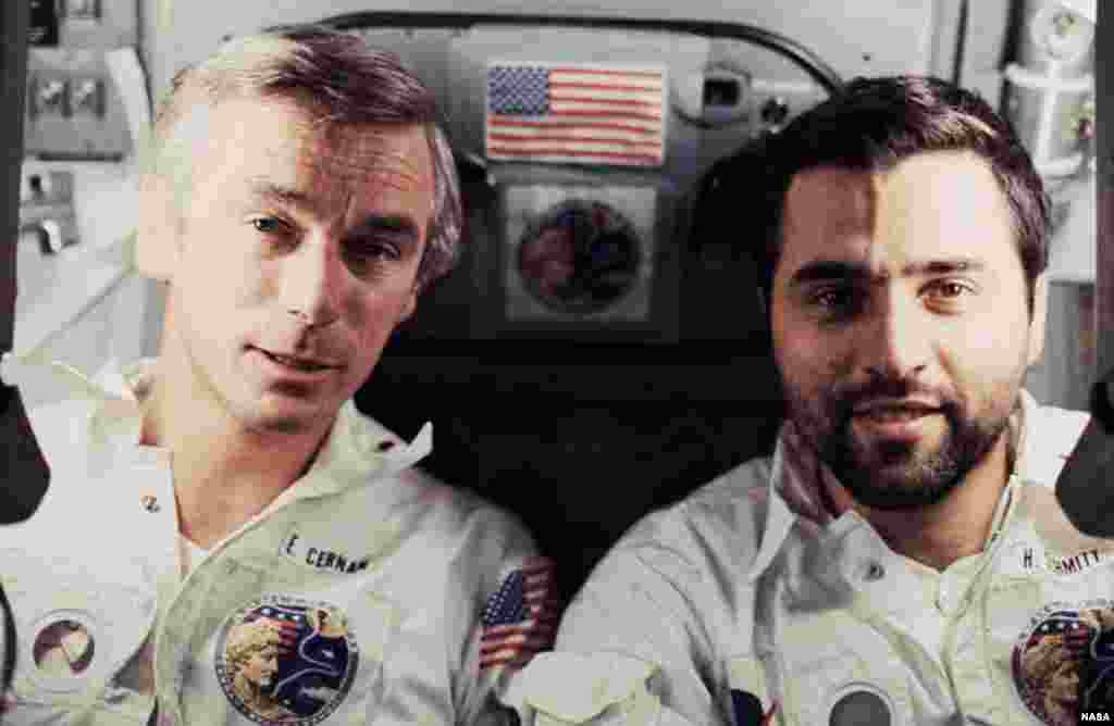 В ходе миссии Сернан и Шмитт провели трое суток на поверхности Луны, а Рональд Эванс оставался на орбите и снимал работу коллег на фотокамеры На фото &ndash; Юджин Сернан (слева) и Харрисон Шмитт (справа) на борту космического корабля