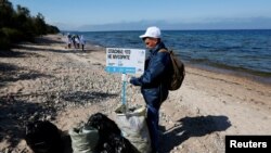 Волонтеры очищают Байкал от мусора