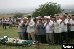 Похороны Натальи Эстемировой в Чечне. Фото: Reuters