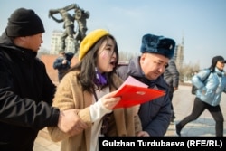 Полицейские задерживают девушку во время демонстрации в Международный женский день в Бишкеке. Кыргызстан, 8 марта. Всего не менее 70 человек были задержаны в этот день, включая журналистов, активистов и правозащитников (Гульжан Турдубаева)