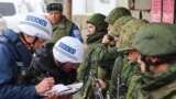  Сотрудники миссии ОБСЕ фиксируют служащих "ЛНР" на участке в районе Золотого, октябрь 2019 года 