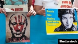 Украинская диаспора протестует против приезда Владимира Путина в Милан 10 мая 2015 года 