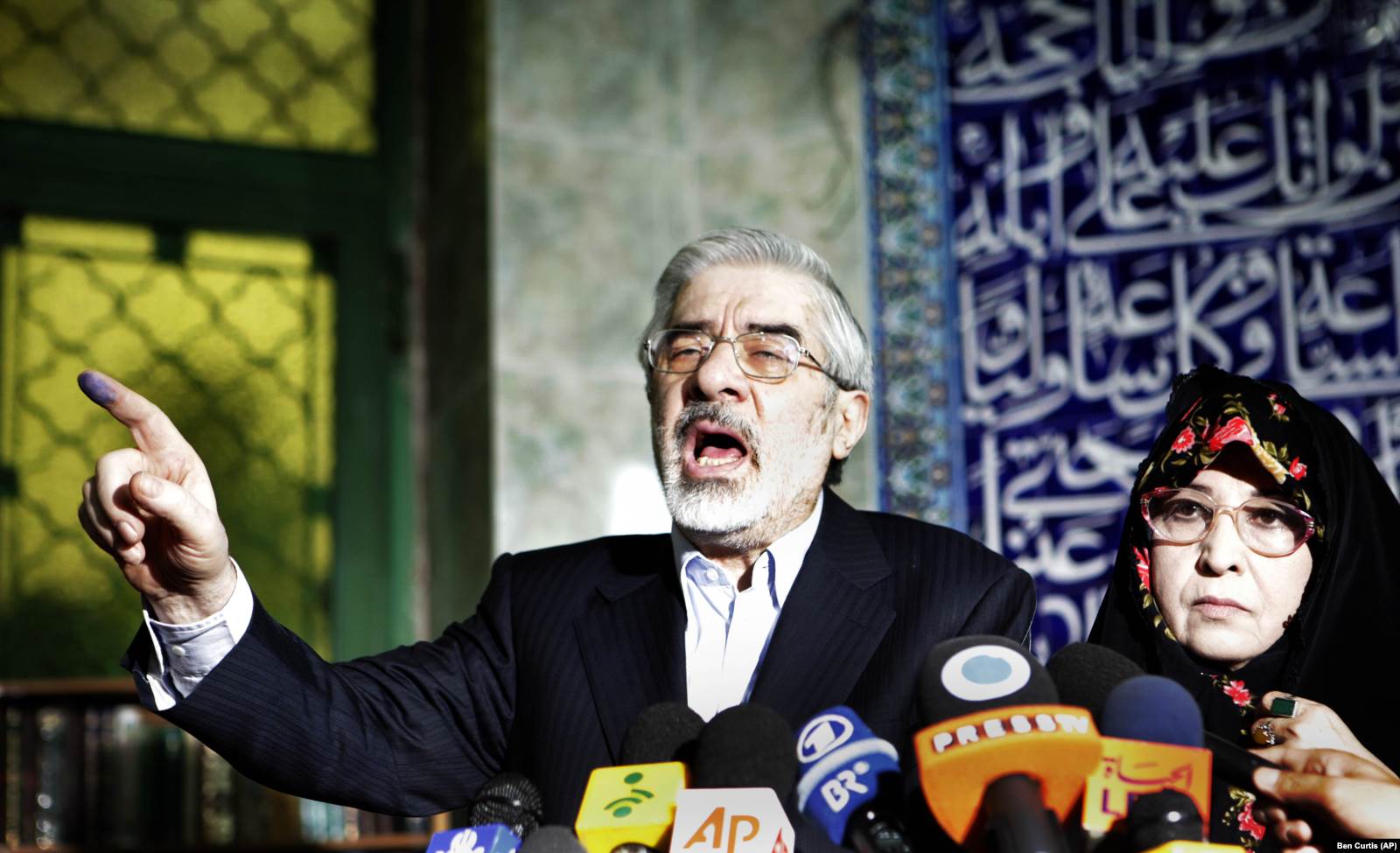 Мир-Хоссейн Мусави и его жена Захра Рахнавард говорят с прессой после голосования на выборах в 2009 году