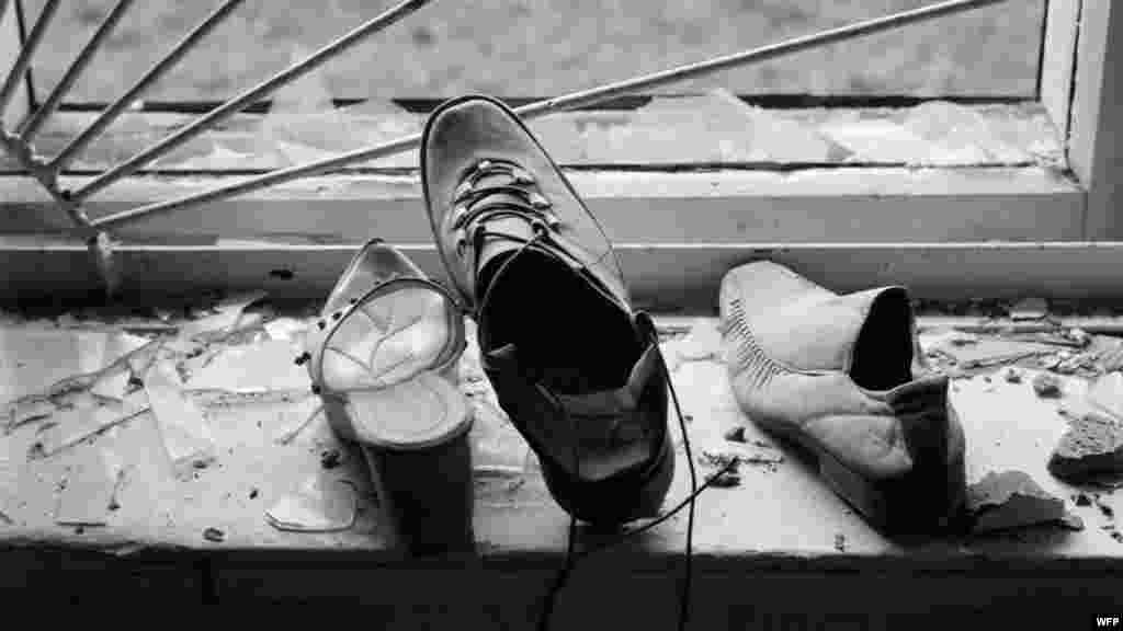 Обувь заложников на подоконнике школьной столовой. Школа №1, Беслан, Северная Осетия. 16 сентября 2004. Джеймс Хилл &nbsp;