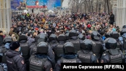 После мирной акции солидарности с Алексеем Навальным 23 января 2021 года в Москве было возбуждено первое в России уголовное дело о перекрытии дорог