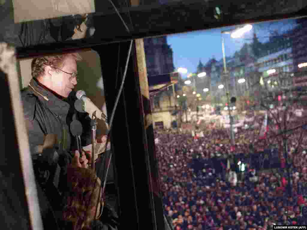 Вацлав Гавел, писатель-диссидент и бывший политзаключенный, обращается к протестующим с балкона на Вацлавской площади 24 ноября. Тогда на протест вышли до 300 тысяч человек
